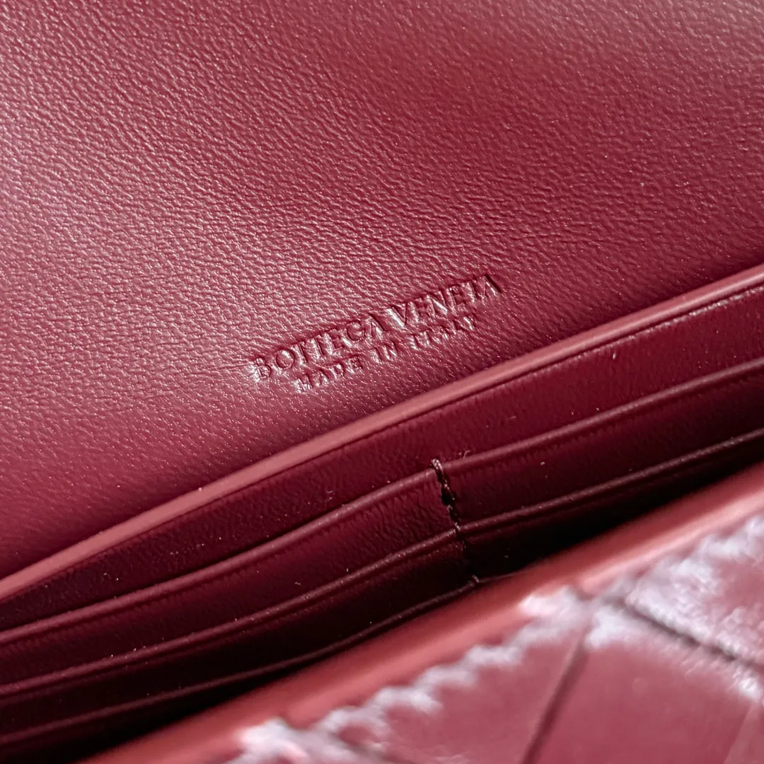 Batch 1720 Bottega Veneta clutch bags are shipping! The carefully crafted latch opening and closing is like a small key, giving us a sense of ritual every time we use this bag. The innovative design this time is to make the latch part into the shape of a small daisy. The originally elegant and restrained style instantly adds some playfulness, and matches with a skirt. Going out for a picnic or admiring the scenery will add to the overall look🌸🌸The heavily crafted daisy is lifelike and full of exquisiteness. The fixed rope is also decorated with a winding golden rope and a small leaf, echoing the daisy. The whole bag looks very coordinated. Style No.: 836810 (741511) Color: Barrow Red Size: 31*13*3cm